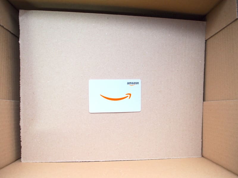 Amazonで注文した商品の箱に「レビューしてくれたらAmazonギフト券プレゼント」のメッセージカードが入っているところのイメージ写真