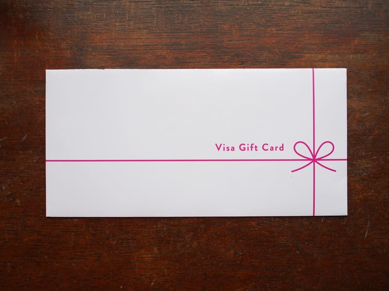 Visaギフトカードを包装しているピンク色の封筒